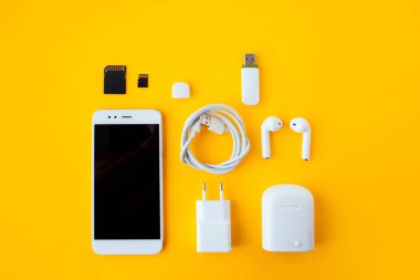 Akıllı telefon, kablosuz kulaklık ve şarj cihazları ile mobil kit.