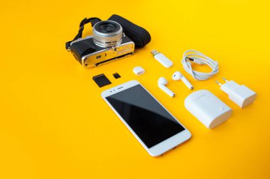 Bir fotoğrafçı için kamera, kablosuz kulaklık aksesuarları ve şarj cihazı ve akıllı telefon