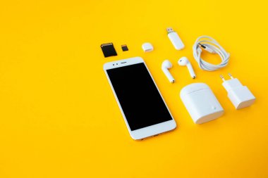 Akıllı telefon, kulaklık ve şarj cihazları ile mobil kit.