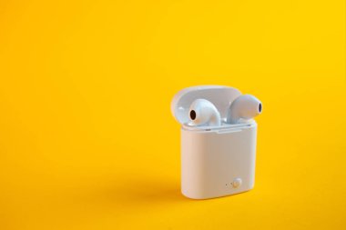 Şarj kutusunda yeni kablosuz kulaklıklar