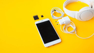 Akıllı telefon, kulaklık ve şarj cihazları ile mobil kit.