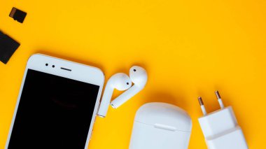 Akıllı telefon ve kablosuz kulaklıklar. Şarj ve tel dahil.