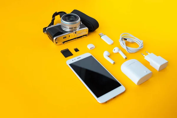 Câmera para fotógrafo, acessórios de fones de ouvido sem fio e carregador e smartphone — Fotografia de Stock