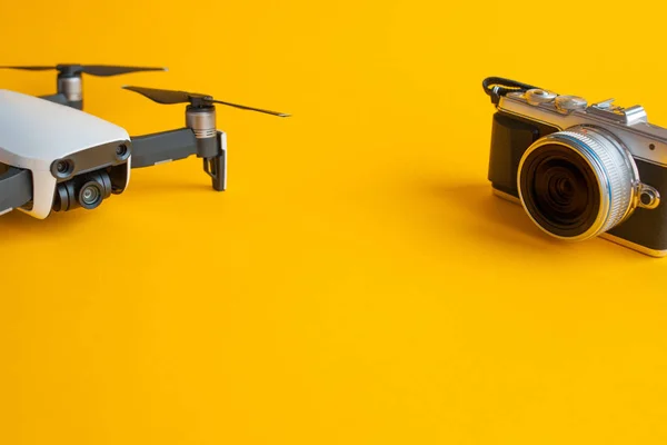 Drone voor luchtfotografie en mirrorless camera set om coole Foto's te maken — Stockfoto