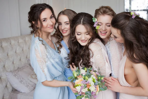 Namoradas abraçam noiva, despedida de solteira. Meninas bonitas felizes — Fotografia de Stock