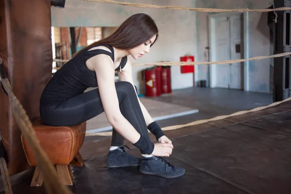 Flicka idrottare förbereder sig för ett träningspass, en ung kvinna i sportkläder — Stockfoto