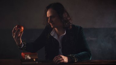 Fizik doğa bilimi, doğanın kanunlarını inceleme kavramı. Isaac Newton'un görüntüsünde genç bir adam.
