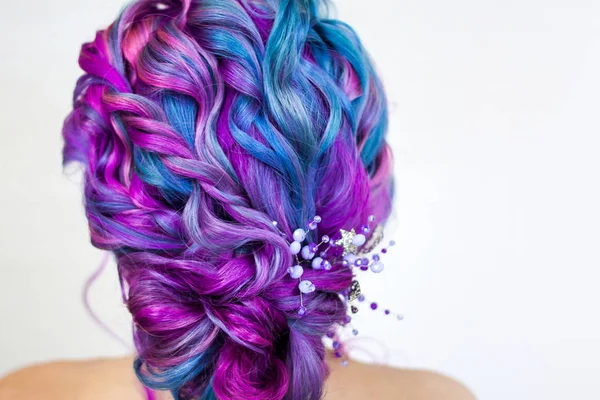 Penteado de casamento de cachos para uma noiva moderna e incomum. Retrato de uma jovem mulher elegante com cabelo colorido brilhante . — Fotografia de Stock