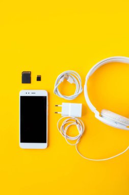 Akıllı telefon, kulaklık ve şarj cihazları ile mobil kit.