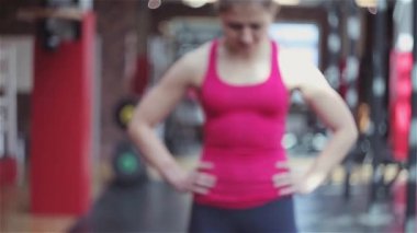 Tren için hazır genç kadın atlet, spor salonunda portre.