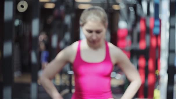 Jonge vrouw atleet klaar om te trainen, portret in de sportschool. — Stockvideo