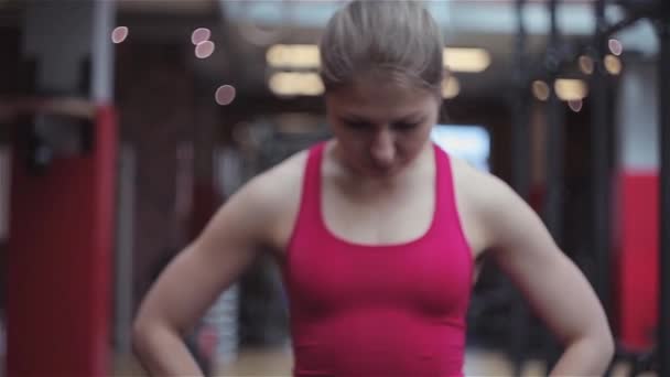 Mujer joven atleta lista para entrenar, retrato en el gimnasio . — Vídeo de stock