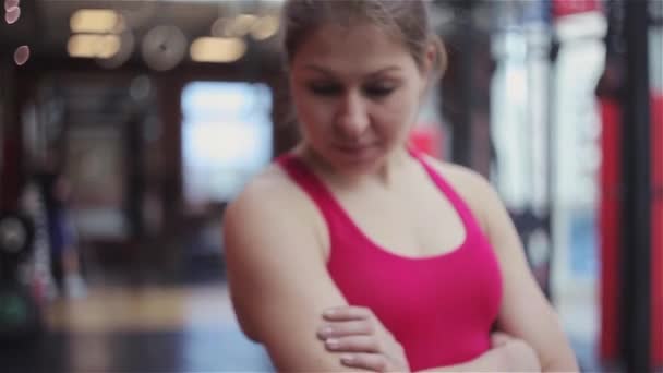 Молодая спортсменка готова тренироваться, портрет в тренажерном зале . — стоковое видео
