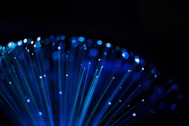 Mavi ışıklı soyut arka plan, dijital fiber optik bağlantı konsepti.