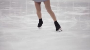 Artistik patinaj, buz pateni eğitimi. Ayak patenci buz üzerinde, yakın çekim,