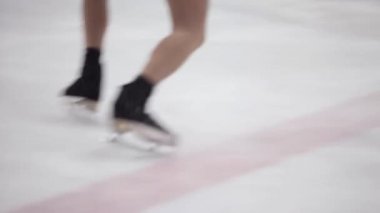 Artistik patinaj, buz pateni eğitimi. Ayak patenci buz üzerinde, yakın çekim,