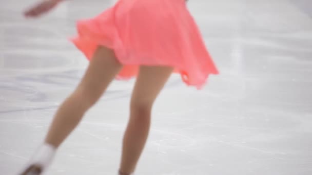 Kunstrijden, schaatsen training. Voeten Skater op het ijs, close-up, — Stockvideo