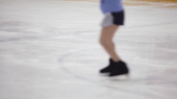 Műkorcsolya, Jégkorcsolya tréning. Láb korcsolyázó a jégen, közelről, — Stock videók