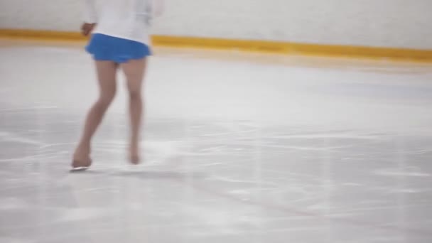 Eiskunstlauf, Eislauftraining. Füße Schlittschuhläufer auf dem Eis, Nahaufnahme, — Stockvideo