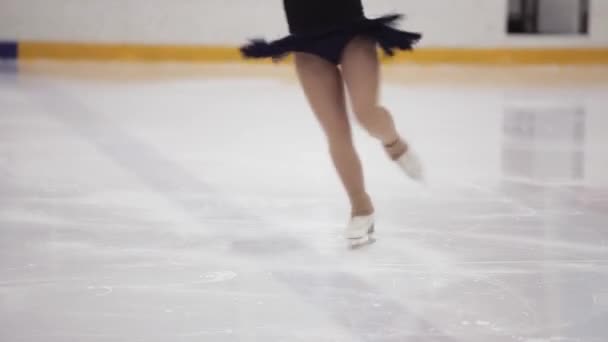 Eiskunstlauf, Eislauftraining. Füße Schlittschuhläufer auf dem Eis, Nahaufnahme, — Stockvideo