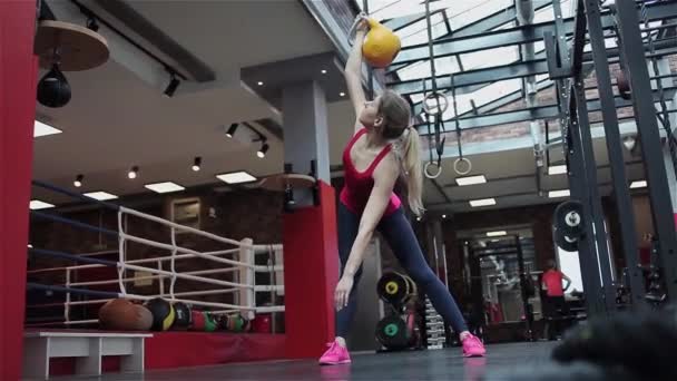 Kettlebell Fitness, junge Sportlerin macht Kraftübungen im Fitnessstudio — Stockvideo