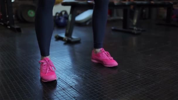 Kettlebell fitness, fiatal női sportoló csinál erőt gyakorol az edzőteremben — Stock videók