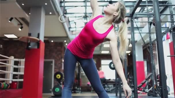 Kettlebell fitness, jonge vrouwelijke atleet doen kracht oefeningen in de sportschool — Stockvideo