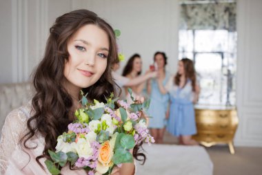 Bir bekarlığa veda partisinde genç güzel esmer. Genç bir kadın. 