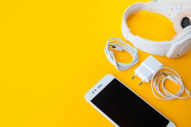 Akıllı telefon, kulaklık ve şarj cihazları ile mobil kit.