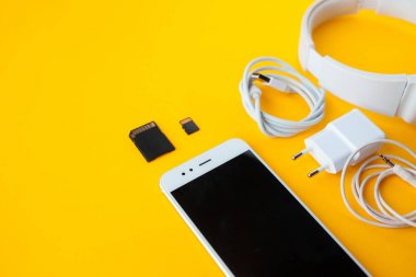 Akıllı telefon, kulaklık ve şarj cihazları ile mobil kit.
