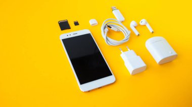 Akıllı telefon, kablosuz kulaklık ve şarj cihazları ile mobil kit.