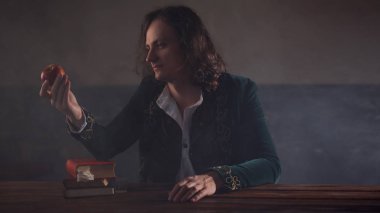 Bilim tarihi, kavram. Elinde Apple ile Isaac Newton