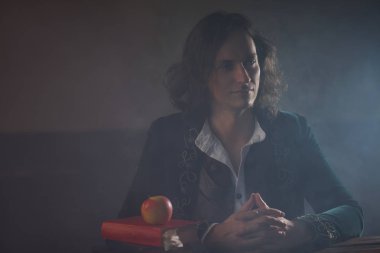 Bilim tarihi, kavram. Elinde Apple ile Isaac Newton
