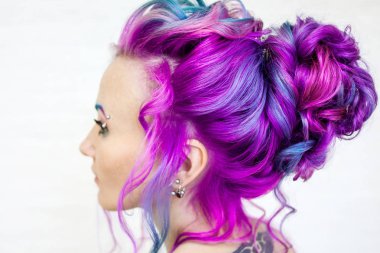 Renkli saçlı genç ve güzel bir kadının portresi. Parlak sh