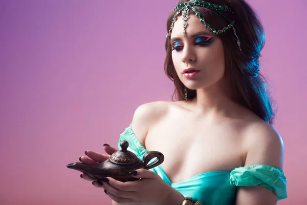 El príncipe Jasmine, una joven a imagen de una princesa de Oriente. La chica llama a ginebra y pide un deseo . — Foto de Stock