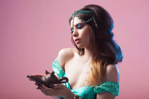Conto de fadas oriental, uma jovem princesa mulher com uma lâmpada mágica em — Fotografia de Stock