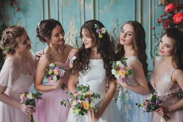 Mooie jonge vrouw bruid met vrienden. Een huwelijksfeest — Stockfoto