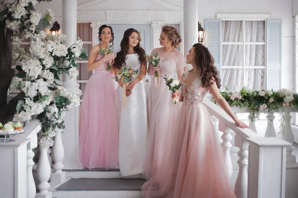 Meninas felizes no casamento de seu melhor amigo. Bonito e elegante — Fotografia de Stock