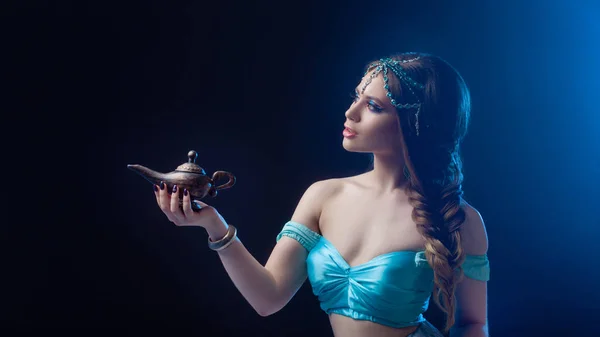 Arab night, make a wish at gene's. Fabulous heroine Jasmine with a magic lamp. — Stock Photo, Image