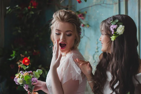 Happy girls at their best friend's wedding. Beautiful and elegan — Stock Photo, Image