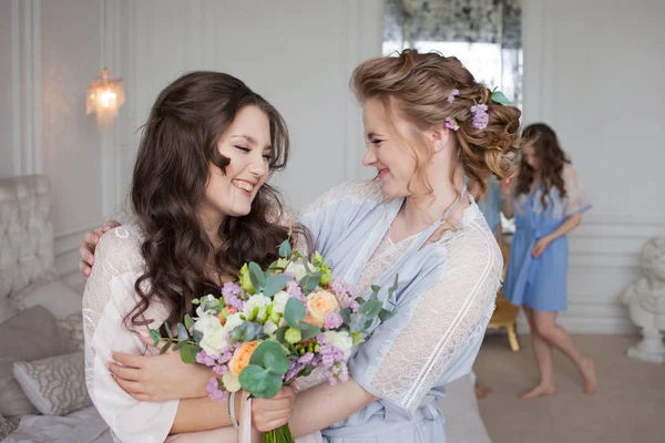 Bir bekarlığa veda partisinde genç güzel esmer. Genç bir kadın. 