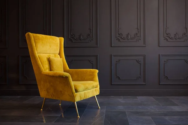 Koyu gri duvara karşı şık parlak sarı sandalye — Stok fotoğraf