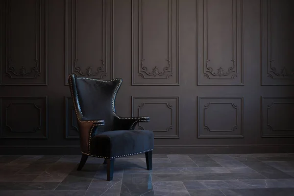 Koyu gri duvara karşı şık siyah sandalye — Stok fotoğraf