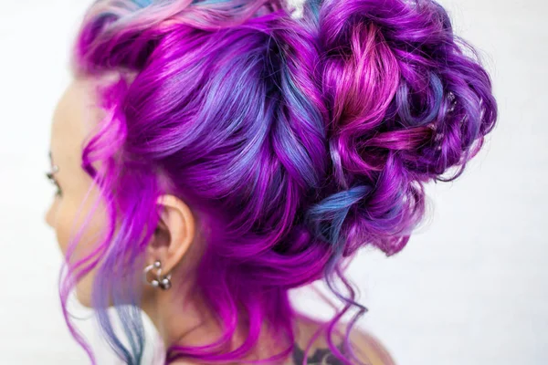 Penteado de casamento de cachos para uma noiva moderna e incomum. Portr. — Fotografia de Stock