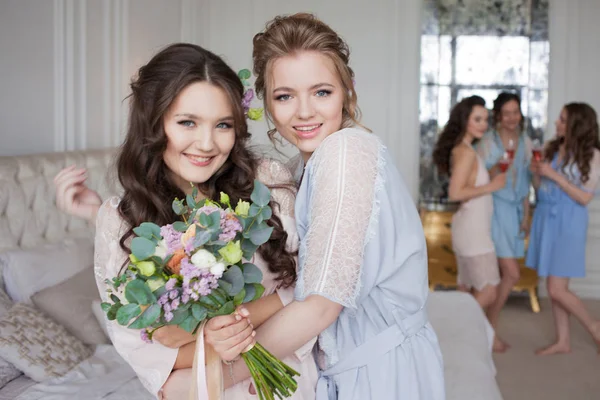 Jonge mooie brunette op een vrijgezellenfeest. Een jonge vrouw met een boeket bloemen, — Stockfoto