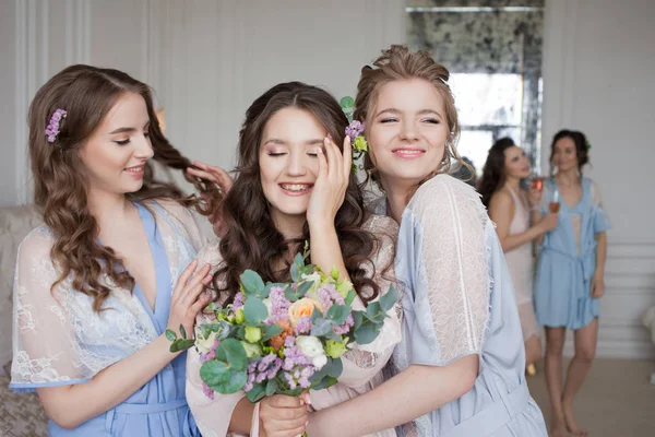 Namoradas abraçam noiva, despedida de solteira. Meninas bonitas felizes — Fotografia de Stock