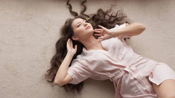 Retrato de una joven morena hermosa. Mañana de la novia, preparativos previos a la boda . — Foto de Stock