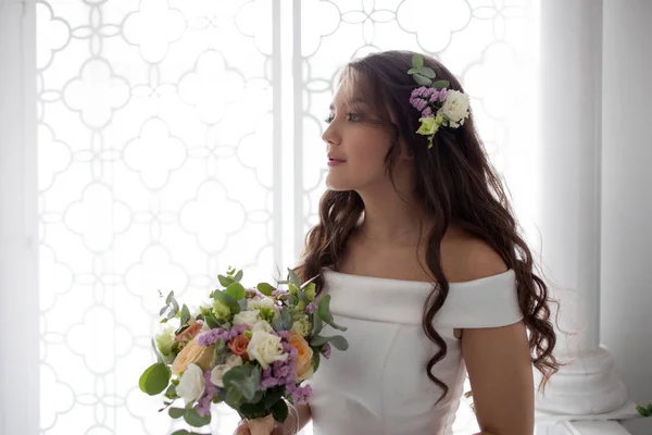 Beautiful elegant bride in white dress. A charming young woman is getting married. — Stock Photo, Image