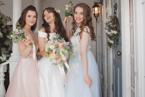 Meninas felizes no casamento de seu melhor amigo. noiva bonita e elegante com seus amigos . — Fotografia de Stock