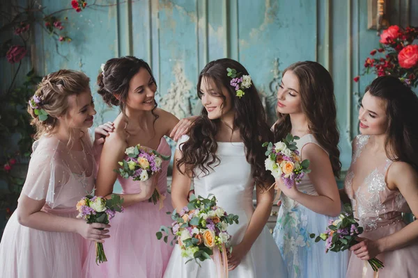 Mooie jonge vrouw bruid met vrienden. Een huwelijksfeest — Stockfoto